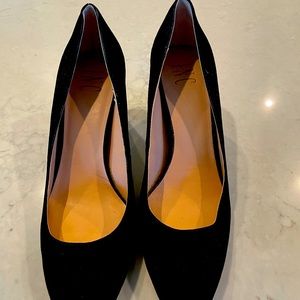 Worn twice simple pointed toe pump.